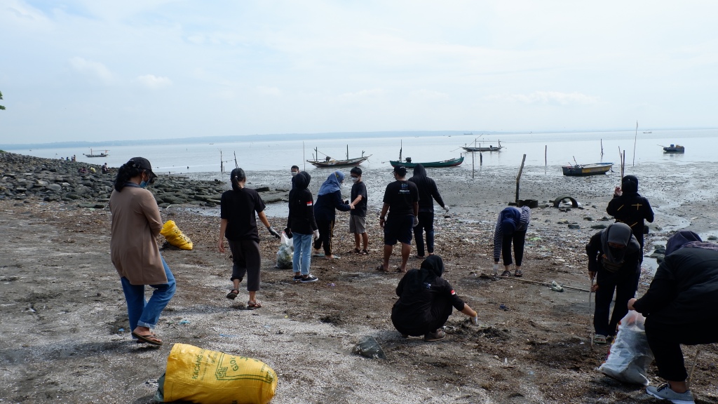 ASHIAP [Aksi Seru Bersih-Bersih Area Pantai] bersama Earth Hour Surabaya 2022