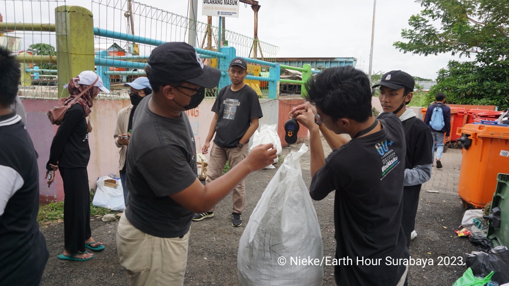 Eksistensi Sampah Tak Terduga di Pantai Surabaya
